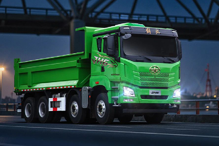 解放青汽JH6 8×4 620馬力自卸車讓渣土運(yùn)輸樂享其程