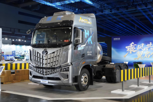 乘龍HK LNG牽引車：干線物流的“創(chuàng)富利器”，省氣、舒適、安全全拿捏！