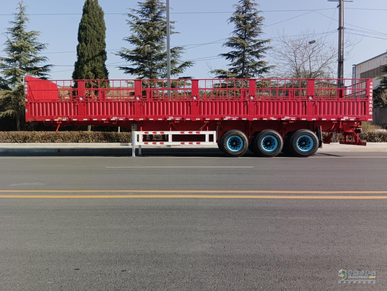 專為新疆定制 昌龍超輕側(cè)翻自卸半掛車挺進(jìn)新疆市場(chǎng)