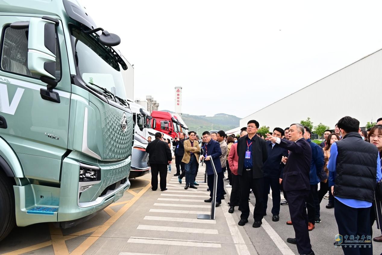 柳州汽車工業(yè)轉(zhuǎn)型“頭排兵”，東風(fēng)柳汽乘龍“秀肌肉”