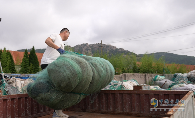 海岸線上的精靈 慶鈴為劉明明的工作添彩！