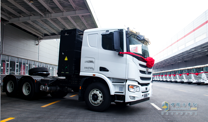 現(xiàn)場交付30臺！聯(lián)合重卡新能源車型助力電動宜賓綠色發(fā)展