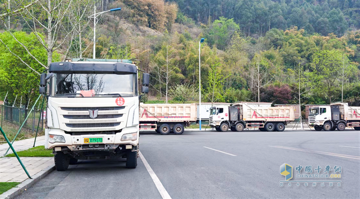 現(xiàn)場交付30臺！聯(lián)合重卡新能源車型助力電動宜賓綠色發(fā)展