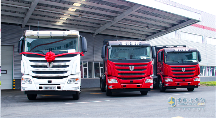 現(xiàn)場交付30臺！聯(lián)合重卡新能源車型助力電動宜賓綠色發(fā)展