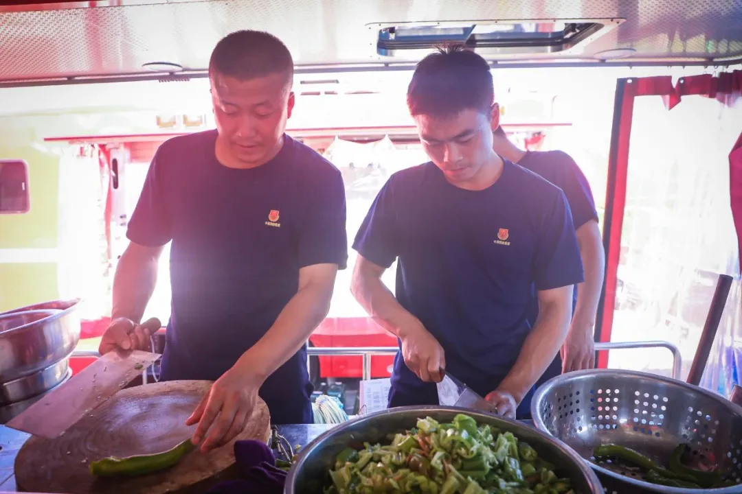 森源鴻馬飲食保障車讓“廚”類拔萃吃出戰(zhàn)斗力