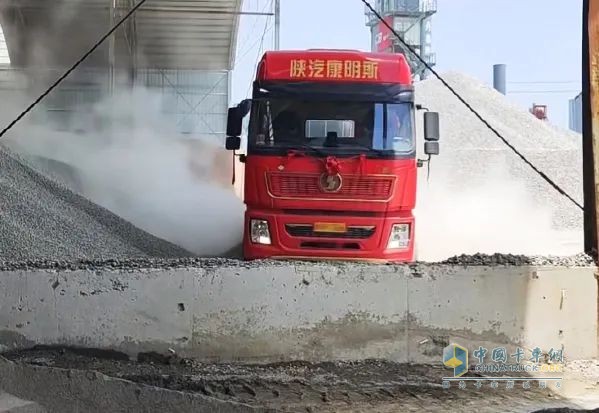 可靠?jī)?yōu)先，服務(wù)到位，王老板說：砂石料選車認(rèn)準(zhǔn)這兩點(diǎn)！