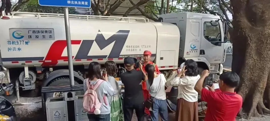 路遇群眾車輛自燃，福龍馬清洗車化身“及時雨”