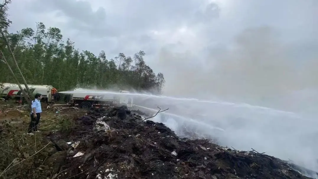 路遇群眾車輛自燃，福龍馬清洗車化身“及時雨”