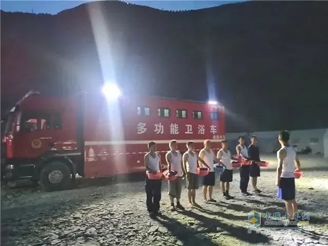森源鴻馬淋浴車強(qiáng)化應(yīng)急救援后勤保障：溫暖一線人員