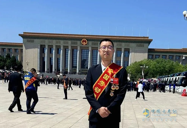 中集車輛旗下駐馬店華駿鑄造公司鐘源同志榮獲“全國勞動模范”榮譽稱號！