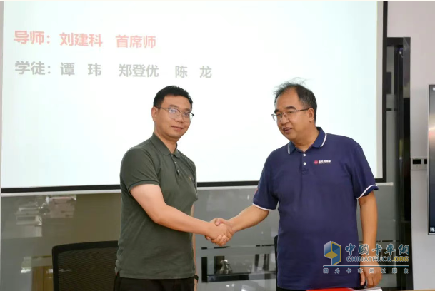 營(yíng)銷(xiāo)事業(yè)部舉行“東風(fēng)陽(yáng)光創(chuàng)新服務(wù)工作室”導(dǎo)師帶徒簽約儀式