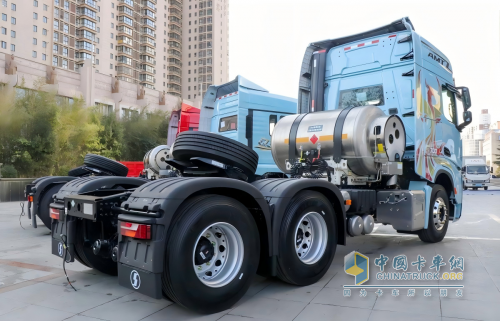 陜汽延安S700 LNG牽引車省氣又多拉，讓運(yùn)輸更賺錢