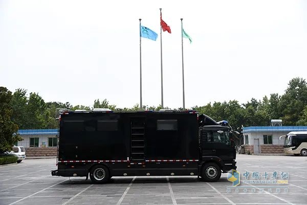 森源鴻馬多功能宿營車奔赴湖南 筑牢警務(wù)后勤防線