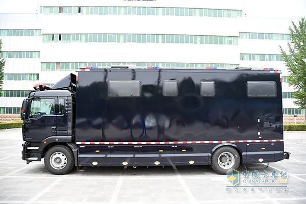 森源鴻馬多功能宿營車奔赴湖南 筑牢警務(wù)后勤防線