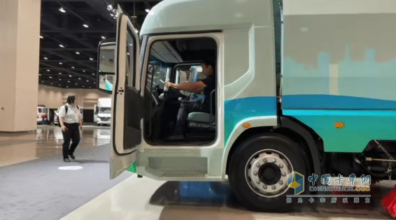 福田普羅科卡車低入口洗掃車耀目登場(chǎng)福田汽車2025年中商務(wù)會(huì)， 以科技重塑環(huán)衛(wèi)新標(biāo)桿