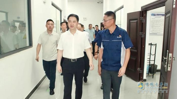 重慶市政府副市長鄭向東調(diào)研長安跨越：勉勵企業(yè)以創(chuàng)新驅(qū)動商用車產(chǎn)業(yè)高質(zhì)量發(fā)展