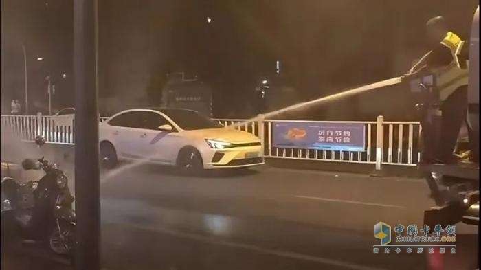 路遇群眾車輛自燃，福龍馬清洗車化身“及時雨”