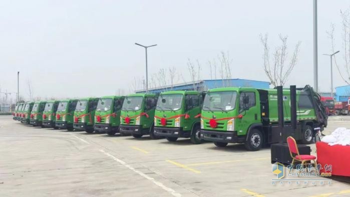 宇通新能源環(huán)衛(wèi)車交付周口，助力打造城鄉(xiāng)垃圾收運(yùn)新標(biāo)桿！