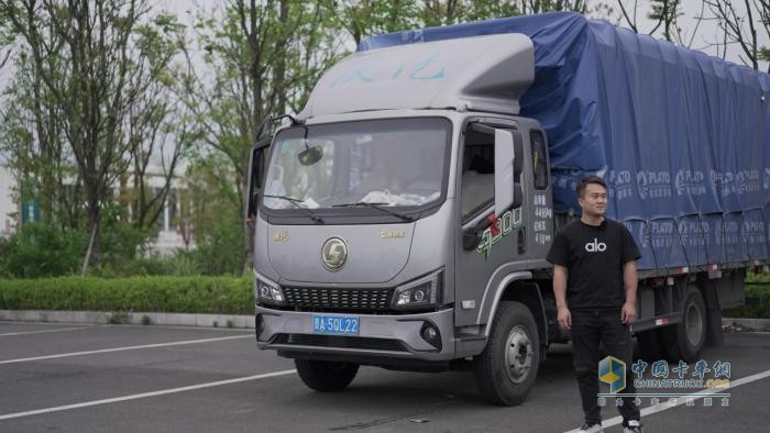 動(dòng)力提升33%！ 陜汽德龍G300搭載康明斯發(fā)動(dòng)機(jī)大缸徑、行程短