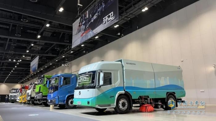 福田普羅科卡車低入口洗掃車耀目登場(chǎng)福田汽車2025年中商務(wù)會(huì)， 以科技重塑環(huán)衛(wèi)新標(biāo)桿
