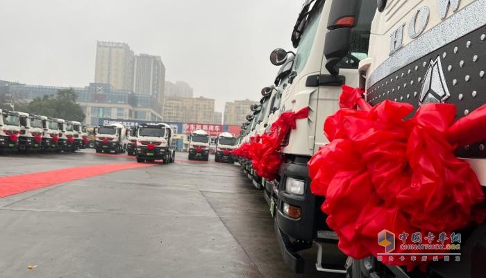 中國重汽首批30臺豪沃新能源攪拌車成功交付