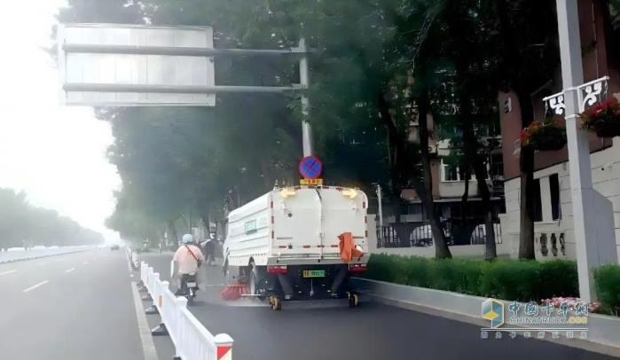 五征環(huán)?？萍紨y手保利物業(yè)，以純電動(dòng)洗掃車打造天津環(huán)衛(wèi)“新標(biāo)尺”