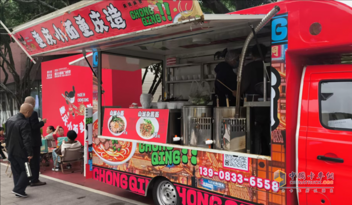 長(zhǎng)安跨越翼展式售貨車：助陣重慶小面文化節(jié)，共享美食盛宴！