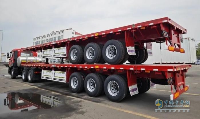 東風(fēng)天龍LNG牽引車搭載歐陽(yáng)華俊13米平板半掛車，干線物流新勢(shì)力！