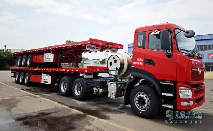 東風(fēng)天龍LNG牽引車搭載歐陽(yáng)華俊13米平板半掛車，干線物流新勢(shì)力！