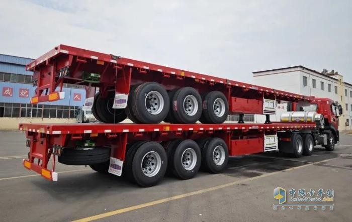 東風(fēng)天龍LNG牽引車搭載歐陽(yáng)華俊13米平板半掛車，干線物流新勢(shì)力！