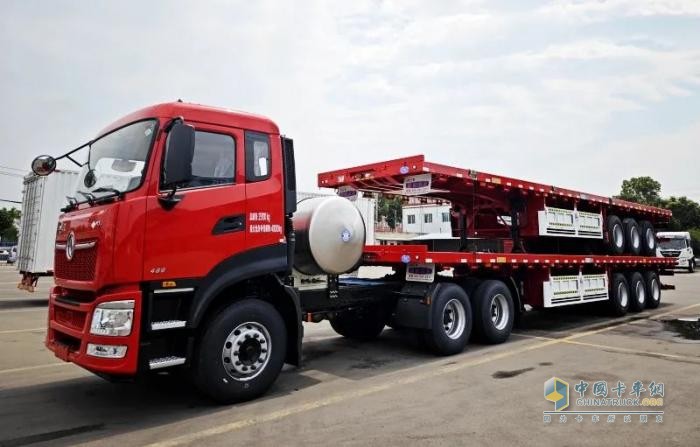 東風(fēng)天龍LNG牽引車搭載歐陽(yáng)華俊13米平板半掛車，干線物流新勢(shì)力！