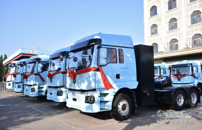 質(zhì)子汽車首批528度大電量牽引車交付河南汝州