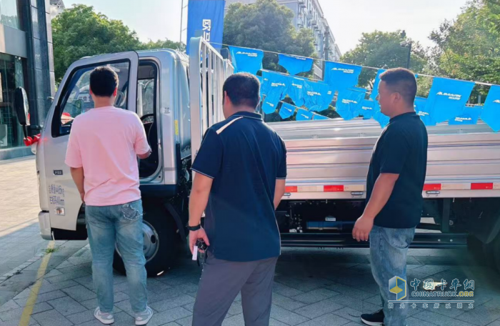 貨運“全能王”效盈城配：歐馬可S1智盈版全新動力輕卡華東區(qū)域震撼上市