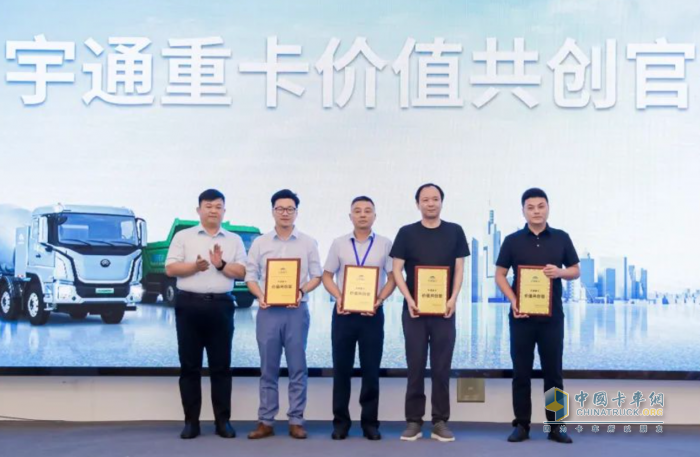 現(xiàn)場簽約超百臺！宇通重卡全系新品亮相南京