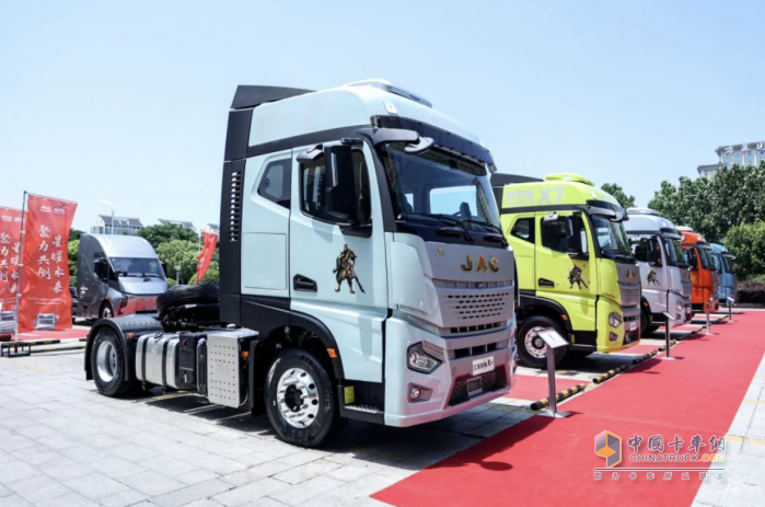 快遞快運“新星”，跑長途就選江淮星耀X7 4×2牽引車！