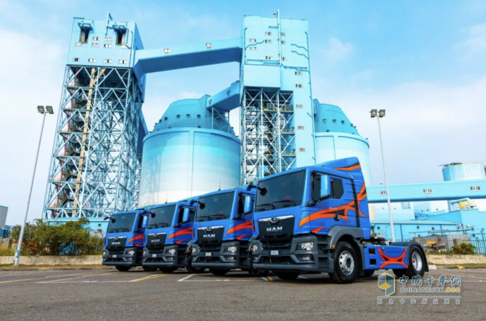 15臺(tái)曼恩商用車TGX牽引車交付泰勇集團(tuán)