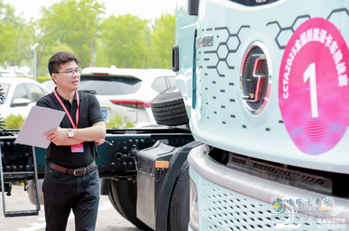 質(zhì)子汽車帝江Re純電動(dòng)牽引車榮膺CCTA2025雙項(xiàng)大獎(jiǎng)