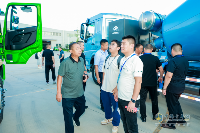 “清一色綠色軍團”，“鐵粉”為啥一次性訂購50臺宇通新能源重卡？