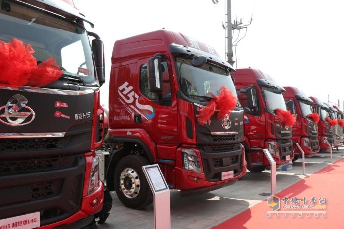創(chuàng)富路上，乘龍H5 LNG超輕版牽引車一路守護