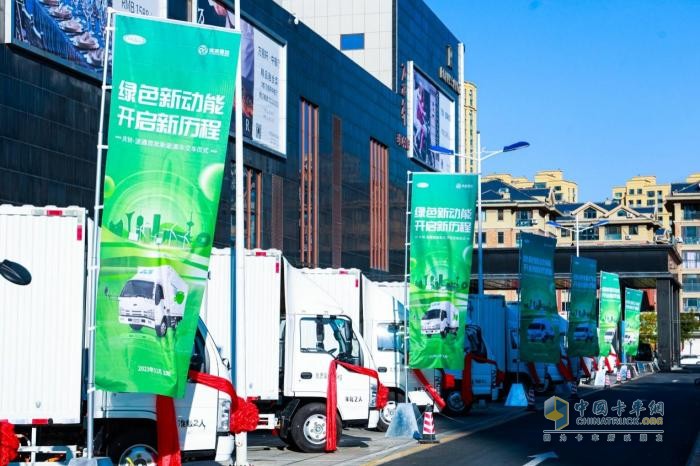 慶鈴與瀧通強(qiáng)強(qiáng)聯(lián)合尋求新突破！首批新能源車交車儀式順利舉行  