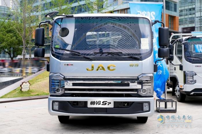 江淮1卡閃耀2025商用車金融大會(huì)，品牌勢(shì)能再升級(jí)
