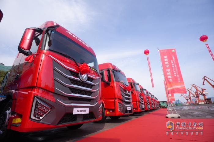 交車100臺(tái)！歐曼星翼大馬力燃?xì)廛囍茝V西資源運(yùn)輸高效升級(jí)