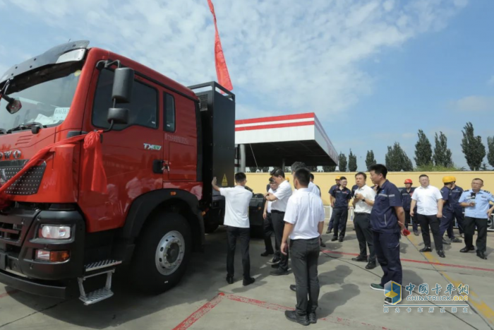 智領(lǐng)未來 百輛中國重汽新能源重卡訂單首批純電牽引車成功交付