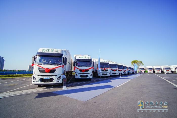 東風天龍KL氫燃料牽引車