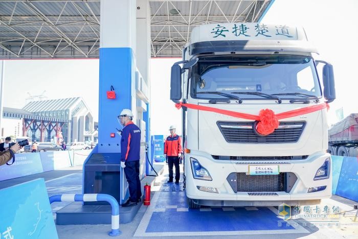 東風天龍KL氫燃料牽引車