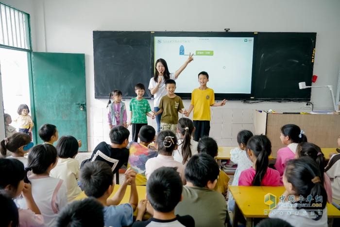 沃爾沃卡車“點亮未來計劃”：科技星火，燃亮湖南少年科技夢