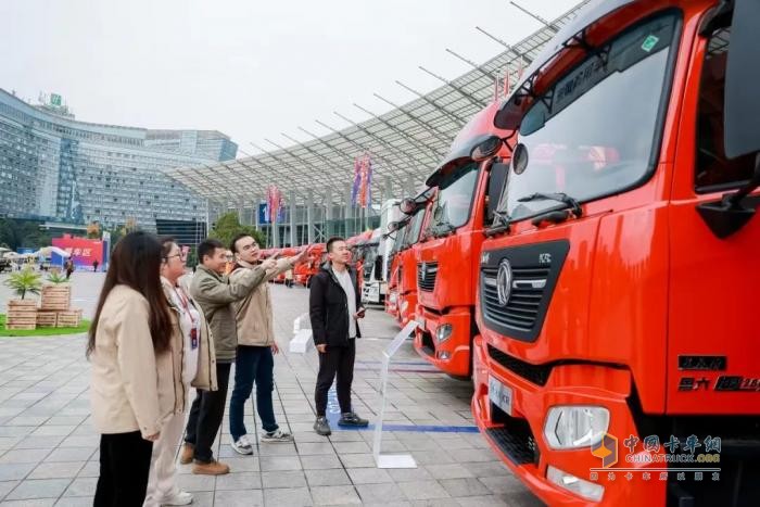 燃動(dòng)未來(lái)！東風(fēng)商用車2025合作伙伴大會(huì)，龍擎動(dòng)力“鏈”接精彩