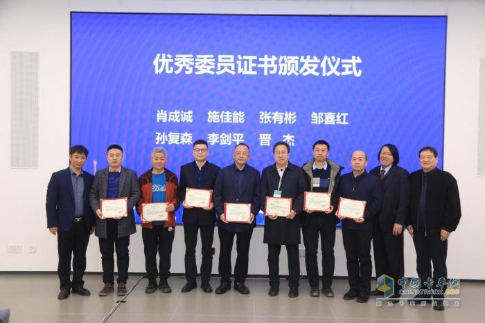 昌龍掛車(chē)董事長(zhǎng)孫復(fù)森榮獲汽保協(xié)會(huì)運(yùn)輸裝備專(zhuān)委會(huì)2024年優(yōu)秀委員稱(chēng)號(hào)