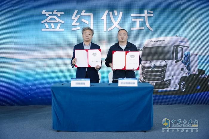 歐曼星翼純電牽引車批量交付 賦能河南綠色運(yùn)輸