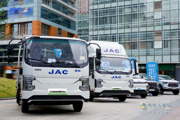 江淮1卡閃耀2025商用車金融大會(huì)，品牌勢(shì)能再升級(jí)